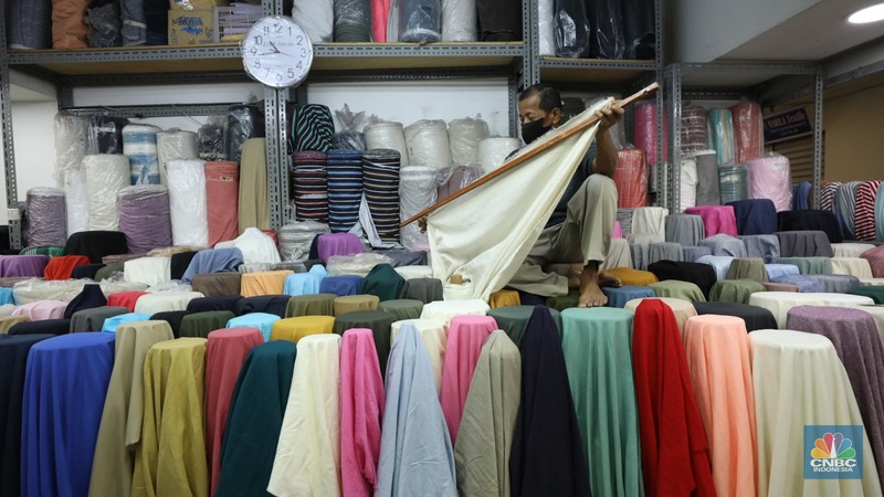 Pekerja mengukur kain impor yang berasal dari Cina di kawasan pusat teksil di Jakarta, Selasa (2/8/2022). (CNBC Indonesia/Tri Susilo)
