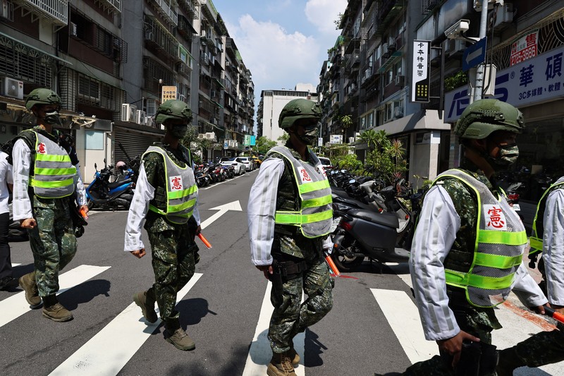 TAIWAN-DEFENCE/SHELTERS Military police officers get into position for a drill on how to guide citizens to safety in the event of an attack, in Taipei, Taiwan July 22, 2022. REUTERS/Ann Wang