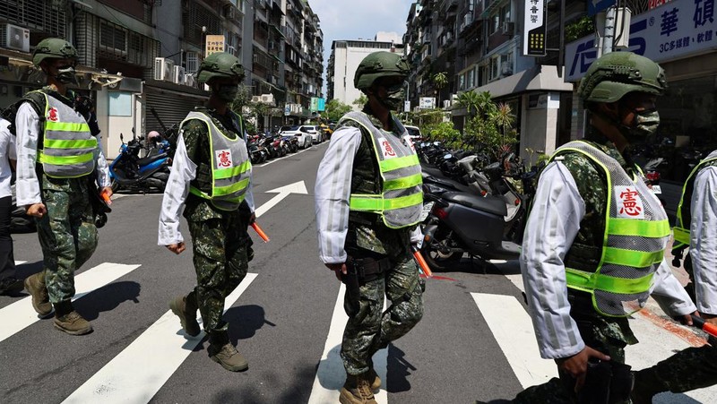 Military police officers get into position for a drill on how to guide citizens to safety in the event of an attack, in Taipei, Taiwan July 22, 2022. REUTERS/Ann Wang
