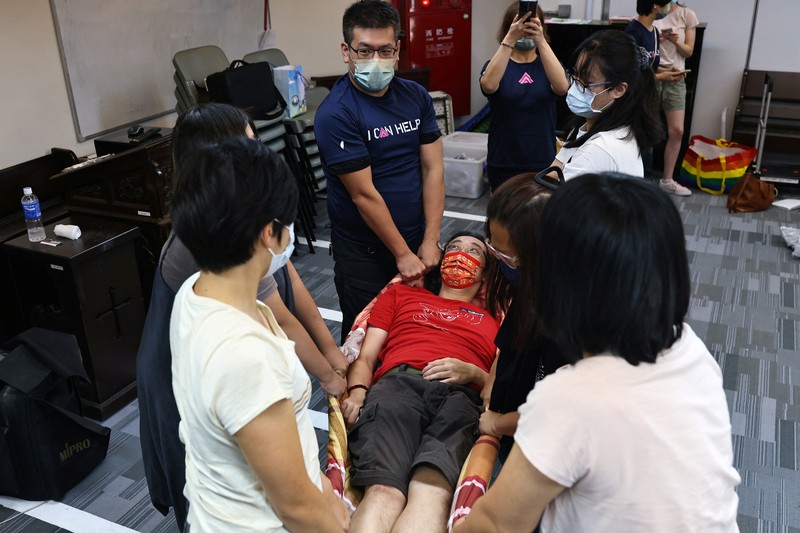 TAIWAN-DEFENCE/SHELTERS Military police officers get into position for a drill on how to guide citizens to safety in the event of an attack, in Taipei, Taiwan July 22, 2022. REUTERS/Ann Wang