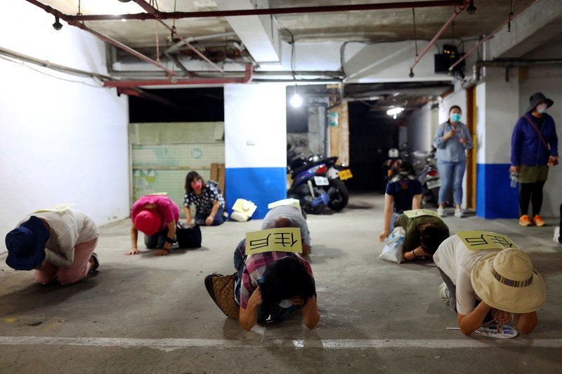TAIWAN-DEFENCE/SHELTERS Military police officers get into position for a drill on how to guide citizens to safety in the event of an attack, in Taipei, Taiwan July 22, 2022. REUTERS/Ann Wang