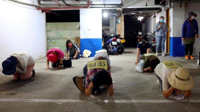 Military police officers get into position for a drill on how to guide citizens to safety in the event of an attack, in Taipei, Taiwan July 22, 2022. REUTERS/Ann Wang
