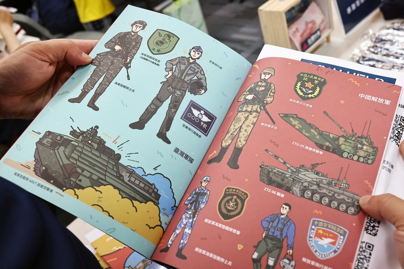 TAIWAN-DEFENCE/SHELTERS Military police officers get into position for a drill on how to guide citizens to safety in the event of an attack, in Taipei, Taiwan July 22, 2022. REUTERS/Ann Wang