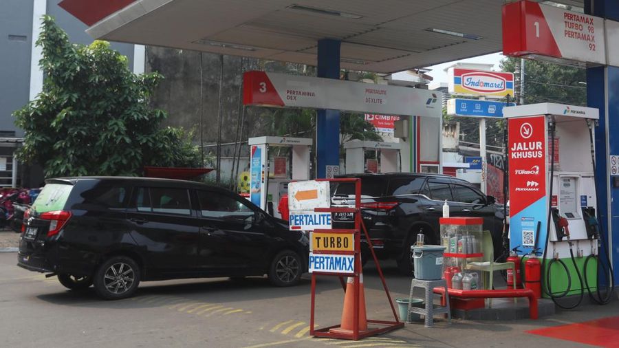 Kendaraaan mengiisi BBM di salah satu SPBU di Jakarta, Rabu (3/8/2022). (վ/Adrean Kristianto)
