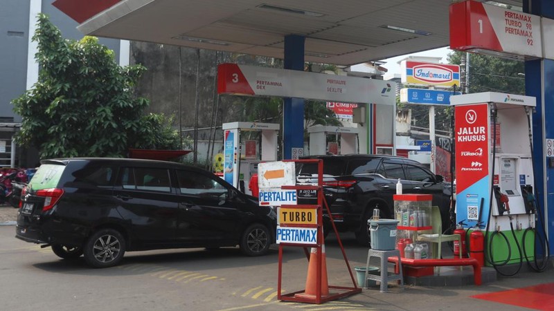 Kendaraaan mengiisi BBM di salah satu SPBU di Jakarta, Rabu (3/8/2022). (վ/Adrean Kristianto)