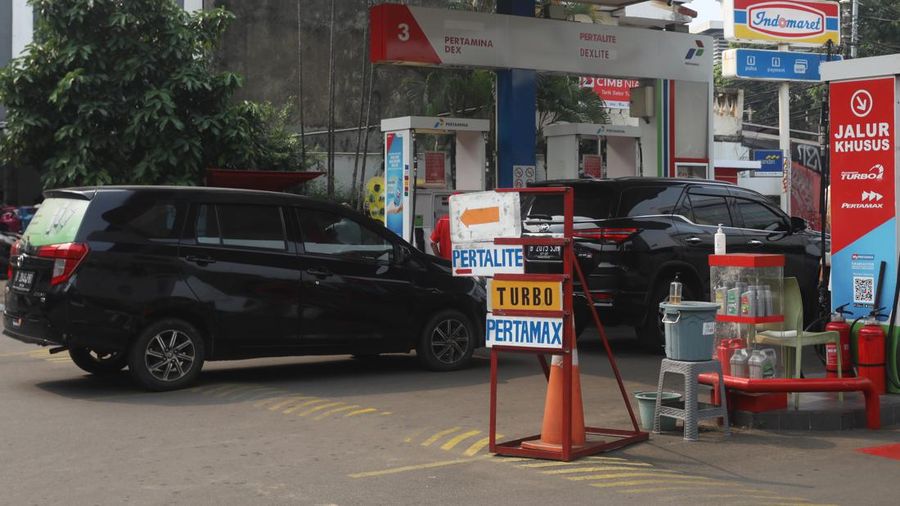 Kendaraaan mengiisi BBM di salah satu SPBU di Jakarta, Rabu (3/8/2022). (վ/Adrean Kristianto)