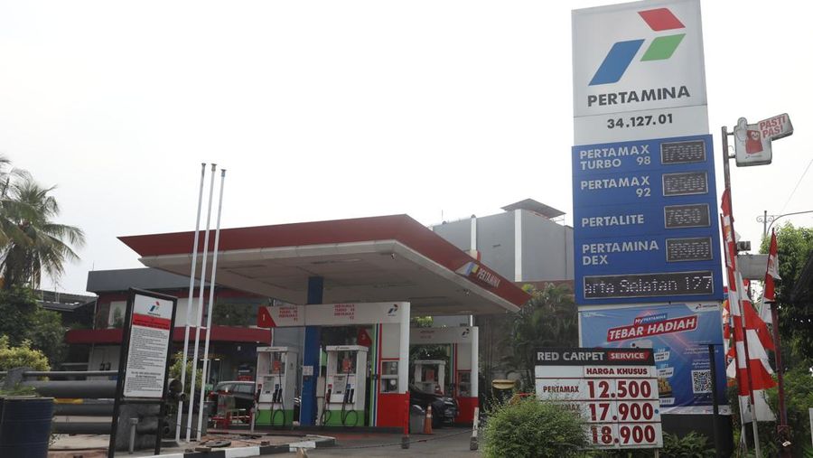 Kendaraaan mengiisi BBM di salah satu SPBU di Jakarta, Rabu (3/8/2022). (CNBC Indonesia/Adrean Kristianto)