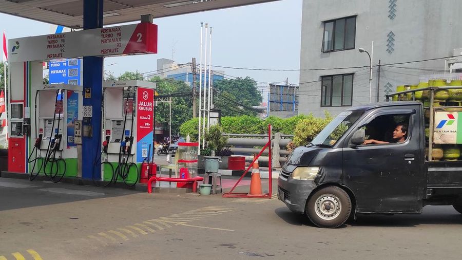 Kendaraaan mengiisi BBM di salah satu SPBU di Jakarta, Rabu (3/8/2022). (CNBC Indonesia/Adrean Kristianto)