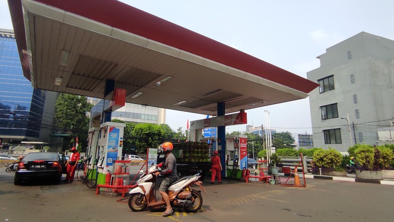Kendaraaan mengiisi BBM di salah satu SPBU di Jakarta, Rabu (3/8/2022). (CNBC Indonesia/Adrean Kristianto) Kendaraaan mengiisi BBM di salah satu SPBU di Jakarta, Rabu (3/8/2022). (CNBC Indonesia/Adrean Kristianto)
