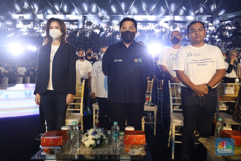 Menteri BUMN, Erick Thohir menyambut peserta rekrutmen bersama yang telah resmi menjadi keluarga besar BUMN dan mengaperesiasi perjuangan para peserta dalam melewati sejumlah ujian untuk bisa bergabung di BUMN di Tennis Indoor Senayan, Jakarta, Rabu (3/8/2022). (CNBC Indonesia/Tri Susilo) Menteri BUMN, Erick Thohir menyambut peserta rekrutmen bersama yang telah resmi menjadi keluarga besar BUMN dan mengaperesiasi perjuangan para peserta dalam melewati sejumlah ujian untuk bisa bergabung di BUMN di Tennis Indoor Senayan, Jakarta, Rabu (3/8/2022). (CNBC Indonesia/Tri Susilo)
