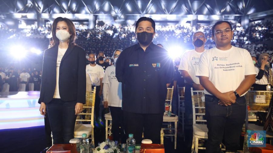 Menteri BUMN, Erick Thohir menyambut peserta rekrutmen bersama yang telah resmi menjadi keluarga besar BUMN dan mengaperesiasi perjuangan para peserta dalam melewati sejumlah ujian untuk bisa bergabung di BUMN di Tennis Indoor Senayan, Jakarta, Rabu (3/8/2022). (CNBC Indonesia/Tri Susilo)
