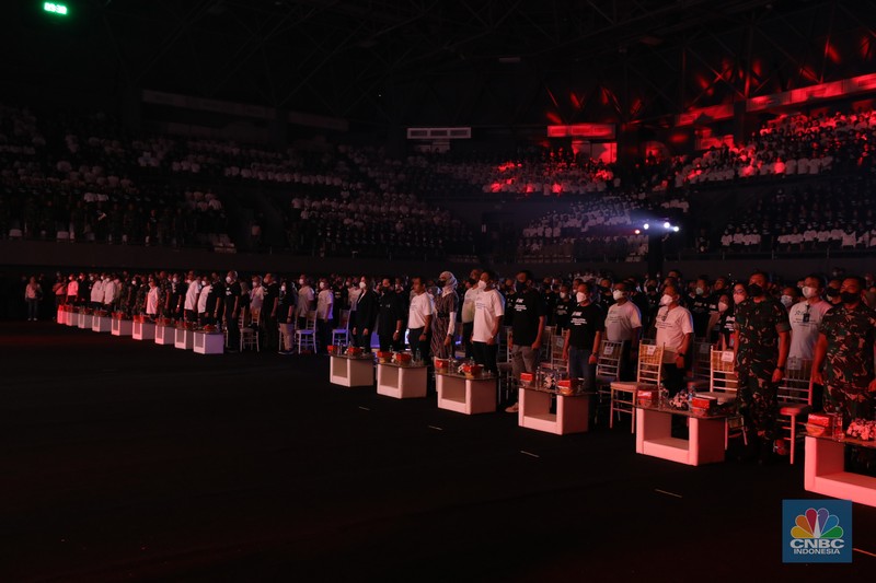 Menteri BUMN, Erick Thohir menyambut peserta rekrutmen bersama yang telah resmi menjadi keluarga besar BUMN dan mengaperesiasi perjuangan para peserta dalam melewati sejumlah ujian untuk bisa bergabung di BUMN di Tennis Indoor Senayan, Jakarta, Rabu (3/8/2022). (CNBC Indonesia/Tri Susilo) Menteri BUMN, Erick Thohir menyambut peserta rekrutmen bersama yang telah resmi menjadi keluarga besar BUMN dan mengaperesiasi perjuangan para peserta dalam melewati sejumlah ujian untuk bisa bergabung di BUMN di Tennis Indoor Senayan, Jakarta, Rabu (3/8/2022). (CNBC Indonesia/Tri Susilo)