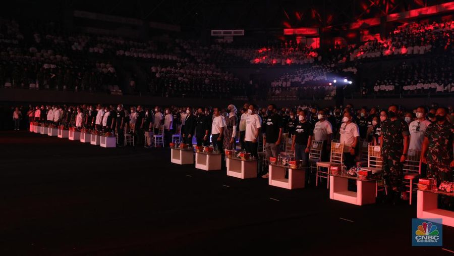 Menteri BUMN, Erick Thohir menyambut peserta rekrutmen bersama yang telah resmi menjadi keluarga besar BUMN dan mengaperesiasi perjuangan para peserta dalam melewati sejumlah ujian untuk bisa bergabung di BUMN di Tennis Indoor Senayan, Jakarta, Rabu (3/8/2022). (CNBC Indonesia/Tri Susilo)
