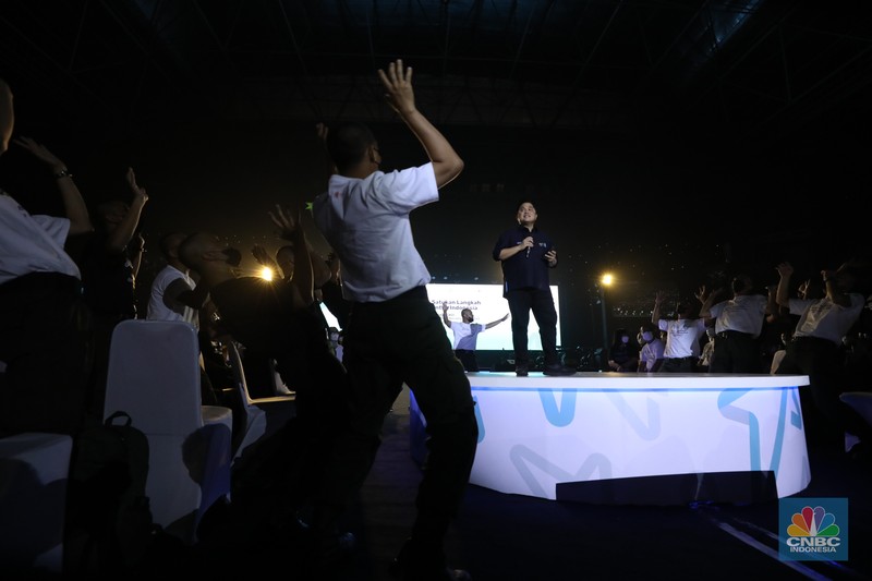 Menteri BUMN, Erick Thohir menyambut peserta rekrutmen bersama yang telah resmi menjadi keluarga besar BUMN dan mengaperesiasi perjuangan para peserta dalam melewati sejumlah ujian untuk bisa bergabung di BUMN di Tennis Indoor Senayan, Jakarta, Rabu (3/8/2022). (CNBC Indonesia/Tri Susilo) Menteri BUMN, Erick Thohir menyambut peserta rekrutmen bersama yang telah resmi menjadi keluarga besar BUMN dan mengaperesiasi perjuangan para peserta dalam melewati sejumlah ujian untuk bisa bergabung di BUMN di Tennis Indoor Senayan, Jakarta, Rabu (3/8/2022). (CNBC Indonesia/Tri Susilo)