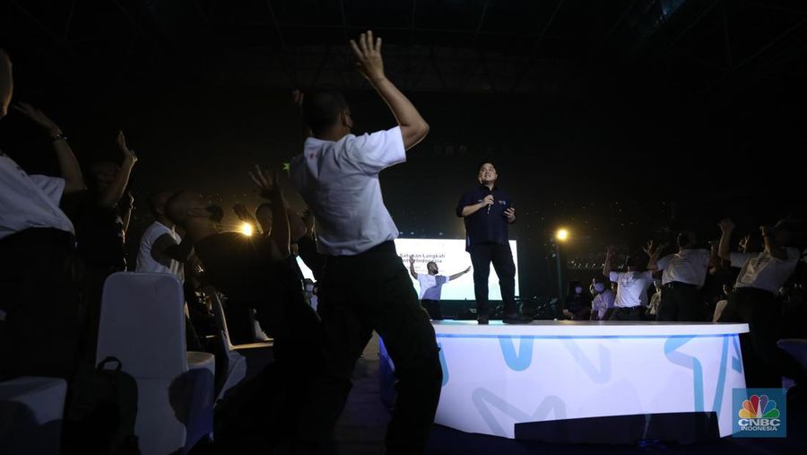 Menteri BUMN, Erick Thohir menyambut peserta rekrutmen bersama yang telah resmi menjadi keluarga besar BUMN dan mengaperesiasi perjuangan para peserta dalam melewati sejumlah ujian untuk bisa bergabung di BUMN di Tennis Indoor Senayan, Jakarta, Rabu (3/8/2022). (CNBC Indonesia/Tri Susilo)