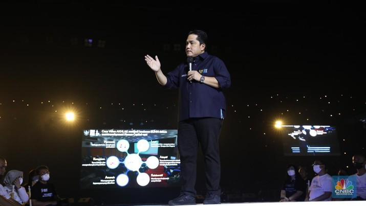 Menteri BUMN, Erick Thohir menyambut peserta rekrutmen bersama yang telah resmi menjadi keluarga besar BUMN dan mengaperesiasi perjuangan para peserta dalam melewati sejumlah ujian untuk bisa bergabung di BUMN di Tennis Indoor Senayan, Jakarta, Rabu (3/8/2022). (CNBC Indonesia/Tri Susilo) Menteri BUMN, Erick Thohir menyambut peserta rekrutmen bersama yang telah resmi menjadi keluarga besar BUMN dan mengaperesiasi perjuangan para peserta dalam melewati sejumlah ujian untuk bisa bergabung di BUMN di Tennis Indoor Senayan, Jakarta, Rabu (3/8/2022). (CNBC Indonesia/Tri Susilo)