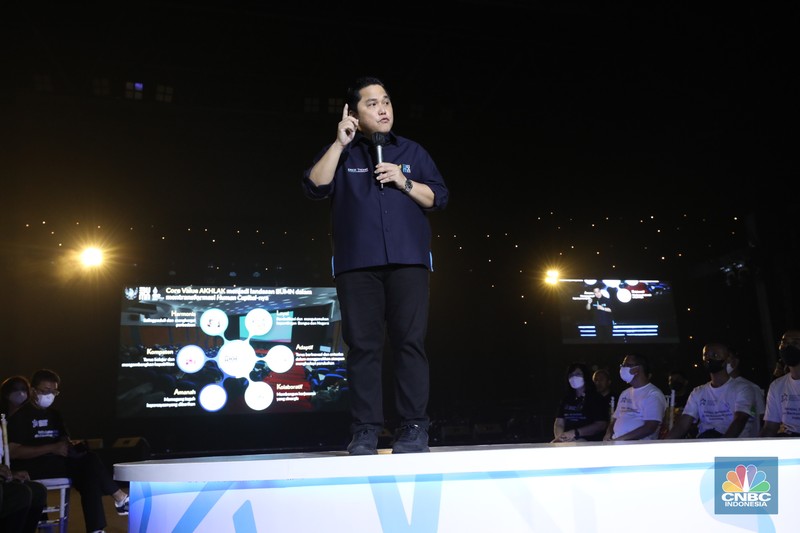 Menteri BUMN, Erick Thohir menyambut peserta rekrutmen bersama yang telah resmi menjadi keluarga besar BUMN dan mengaperesiasi perjuangan para peserta dalam melewati sejumlah ujian untuk bisa bergabung di BUMN di Tennis Indoor Senayan, Jakarta, Rabu (3/8/2022). (CNBC Indonesia/Tri Susilo) Menteri BUMN, Erick Thohir menyambut peserta rekrutmen bersama yang telah resmi menjadi keluarga besar BUMN dan mengaperesiasi perjuangan para peserta dalam melewati sejumlah ujian untuk bisa bergabung di BUMN di Tennis Indoor Senayan, Jakarta, Rabu (3/8/2022). (CNBC Indonesia/Tri Susilo)