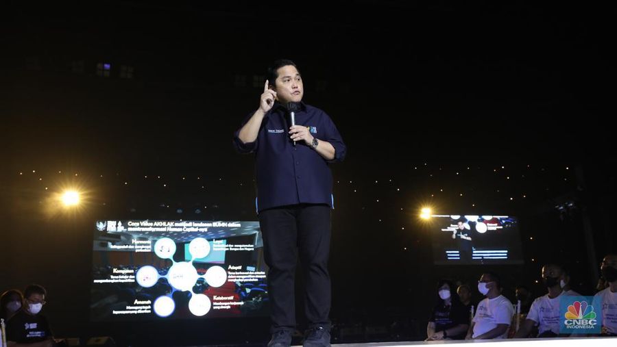 Menteri BUMN, Erick Thohir menyambut peserta rekrutmen bersama yang telah resmi menjadi keluarga besar BUMN dan mengaperesiasi perjuangan para peserta dalam melewati sejumlah ujian untuk bisa bergabung di BUMN di Tennis Indoor Senayan, Jakarta, Rabu (3/8/2022). (CNBC Indonesia/Tri Susilo)