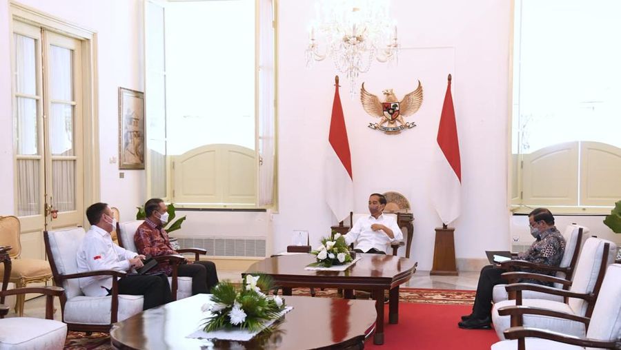 Presiden Joko Widodo saat menerima Menteri Pemuda dan Olahraga (Menpora) Zainudin Amali dan Ketua Umum Persatuan Sepak Bola Seluruh Indonesia (PSSI) Mochamad Iriawan di Istana Merdeka, Jakarta, Rabu, 3 Agustus 2022. (Foto: Lukas - Biro Pers Sekretariat Presiden)