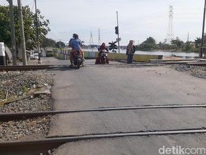 Detik-detik Pemotor Bonceng 2 Siswa SD Tertabrak KA di Kokrosono Semarang