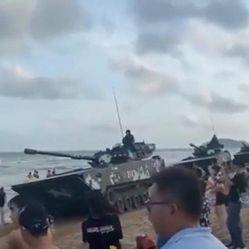 Momen Tank & Jet Tempur China Mendekat ke Taiwan