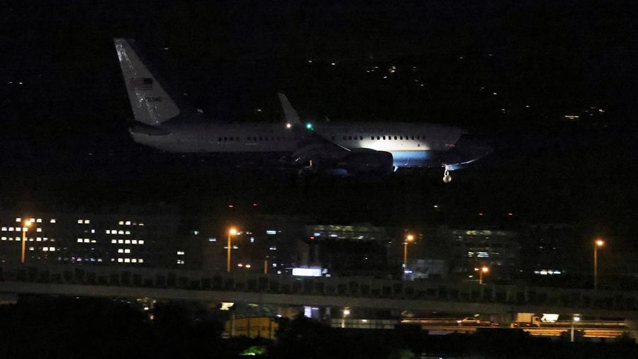 A plane carrying U.S. House of Representatives Speaker Nancy Pelosi and other members of the U.S. delegation arrives in Taipei, Taiwan August 2, 2022. REUTERS/Jameson Wu