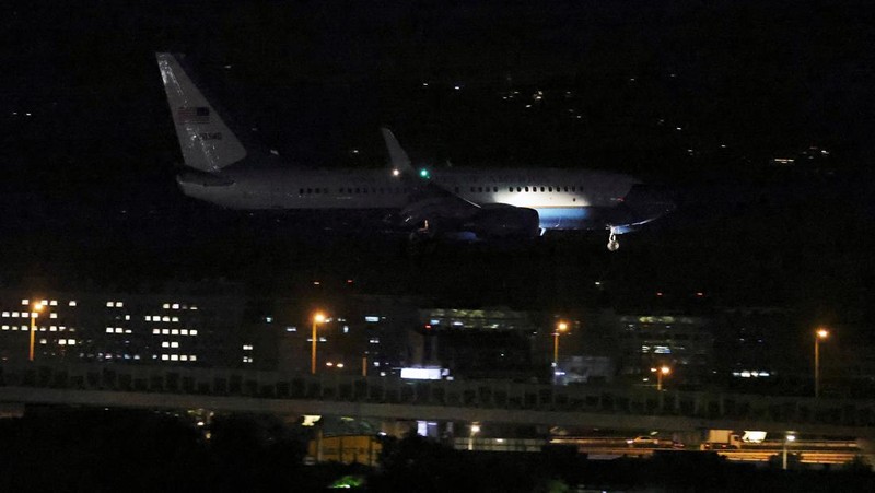A plane carrying U.S. House of Representatives Speaker Nancy Pelosi and other members of the U.S. delegation arrives in Taipei, Taiwan August 2, 2022. REUTERS/Jameson Wu