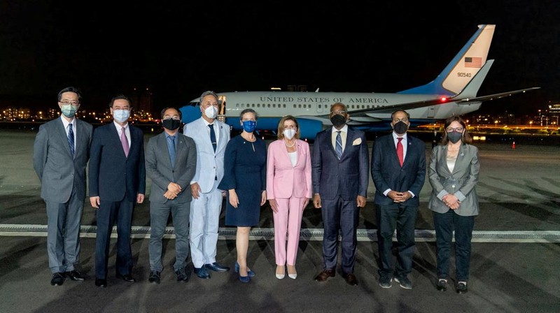 A plane carrying U.S. House of Representatives Speaker Nancy Pelosi and other members of the U.S. delegation arrives in Taipei, Taiwan August 2, 2022. REUTERS/Jameson Wu