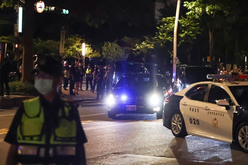 A plane carrying U.S. House of Representatives Speaker Nancy Pelosi and other members of the U.S. delegation arrives in Taipei, Taiwan August 2, 2022. REUTERS/Jameson Wu
