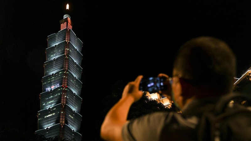 A plane carrying U.S. House of Representatives Speaker Nancy Pelosi and other members of the U.S. delegation arrives in Taipei, Taiwan August 2, 2022. REUTERS/Jameson Wu