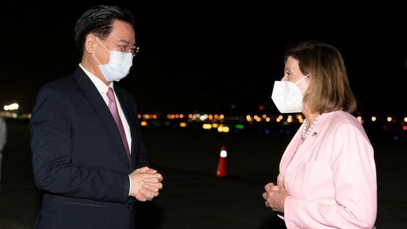 A plane carrying U.S. House of Representatives Speaker Nancy Pelosi and other members of the U.S. delegation arrives in Taipei, Taiwan August 2, 2022. REUTERS/Jameson Wu