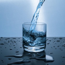 Ada 240 Ribu Serpih Plastik di 1 Liter Air Mineral Botol, Ini Risetnya