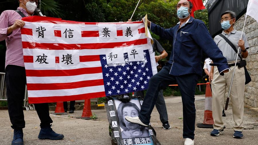 Pro-China supporters protest against U.S. House of Representatives Speaker Nancy Pelosi's visit to Taiwan, in Hong Kong, China August 3, 2022. REUTERS/Tyrone Siu