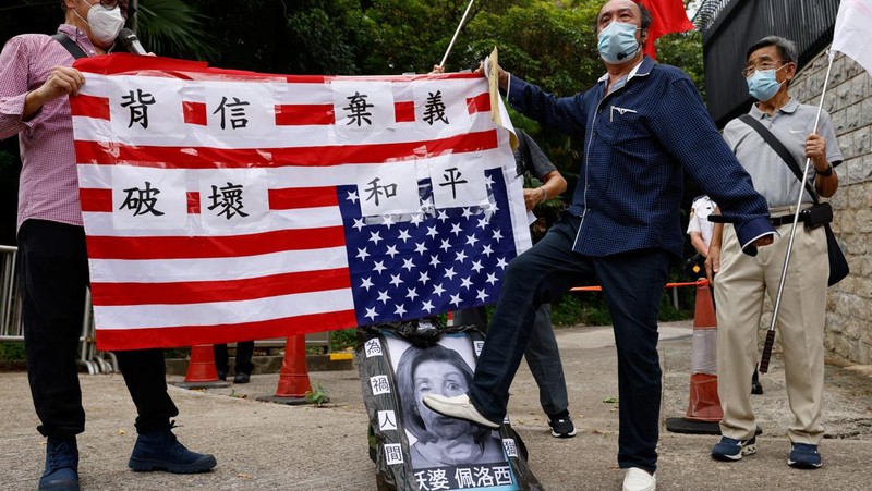 Pro-China supporters protest against U.S. House of Representatives Speaker Nancy Pelosi's visit to Taiwan, in Hong Kong, China August 3, 2022. REUTERS/Tyrone Siu