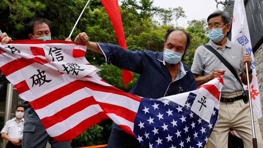Pro-China supporters protest against U.S. House of Representatives Speaker Nancy Pelosi's visit to Taiwan, in Hong Kong, China August 3, 2022. REUTERS/Tyrone Siu