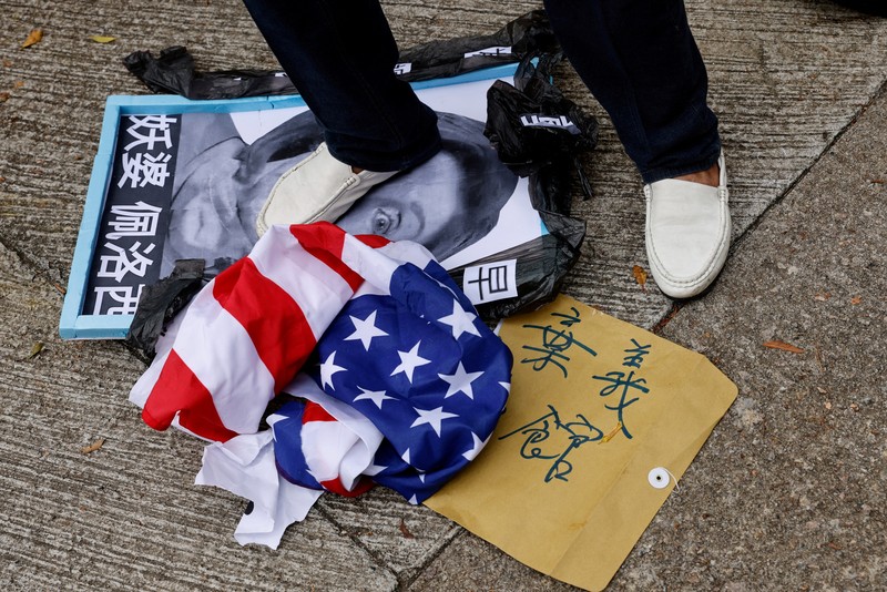 ASIA-PELOSI/ Pro-China supporters protest against U.S. House of Representatives Speaker Nancy Pelosi's visit to Taiwan, in Hong Kong, China August 3, 2022. REUTERS/Tyrone Siu