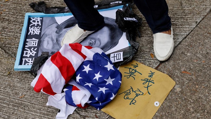 Pro-China supporters protest against U.S. House of Representatives Speaker Nancy Pelosi's visit to Taiwan, in Hong Kong, China August 3, 2022. REUTERS/Tyrone Siu