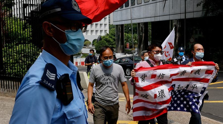 Pro-China supporters protest against U.S. House of Representatives Speaker Nancy Pelosi's visit to Taiwan, in Hong Kong, China August 3, 2022. REUTERS/Tyrone Siu