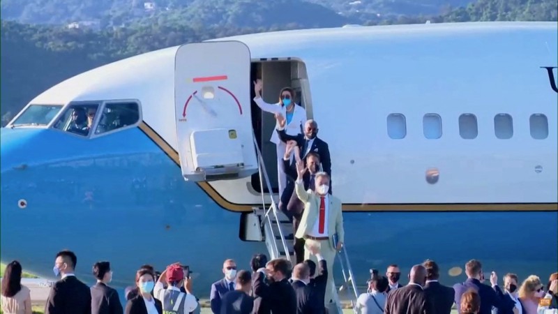 ASIA-PELOSI/ U.S. House of Representatives Speaker Nancy Pelosi waves with other members of the delegation as they board a plane before leaving Taipei Songshan Airport, in Taipei, Taiwan August 3, 2022, in this screengrab taken from video. REUTERS TV/Pool via REUTERS. NO RESALES. NO ARCHIVES.
