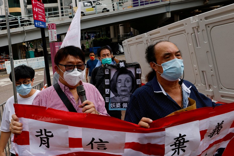 ASIA-PELOSI/ Pro-China supporters protest against U.S. House of Representatives Speaker Nancy Pelosi's visit to Taiwan, in Hong Kong, China August 3, 2022. REUTERS/Tyrone Siu