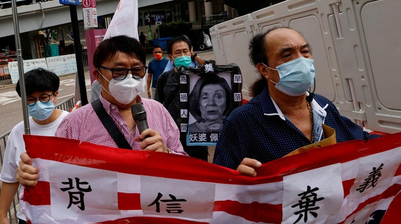 Pro-China supporters protest against U.S. House of Representatives Speaker Nancy Pelosi's visit to Taiwan, in Hong Kong, China August 3, 2022. REUTERS/Tyrone Siu