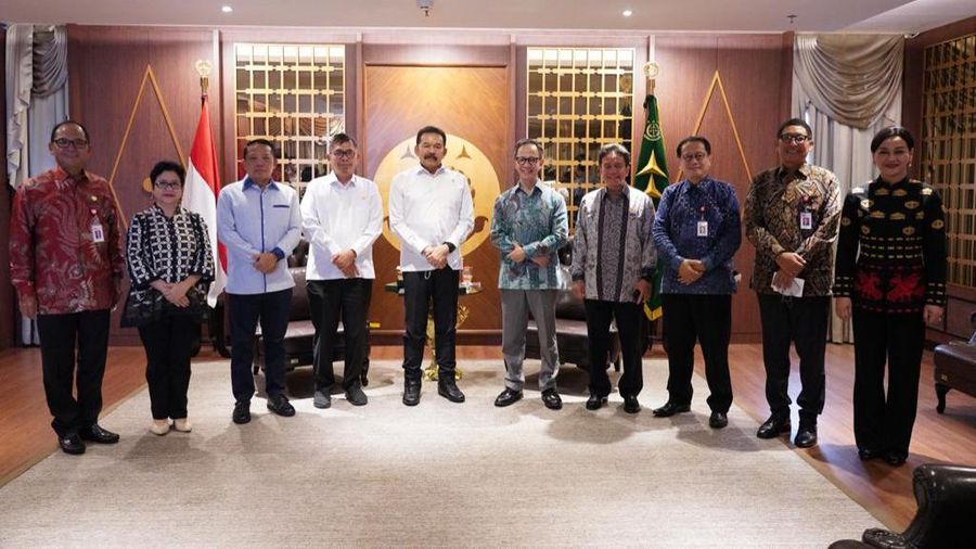 Jaksa Agung Burhanuddin menerima kunjungan silaturahmi Ketua Dewan Komisioner (DK) Otoritas Jasa Keuangan (OJK) Mahendra Siregar beserta jajaran.