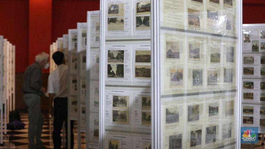 Koleksi filateli dari berbagai negara. (CNBC Indonesia/Andrean Kristianto)