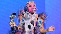 Deretan Musisi Dunia yang Sering Tampil Nyentrik di Panggung