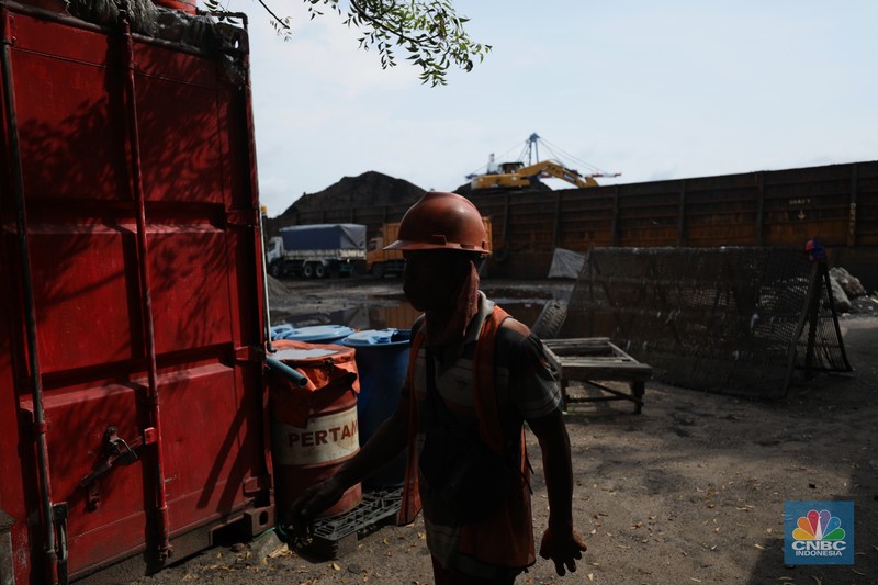Pekerja melakukan bongkar muat di kapal tongkang bermuatan batubara dari Kalimantan di Pelabuhan Tanjung Priok, Jakarta, Kamis (4/8/2022). (CNBC Indonesia/Tri Susilo)