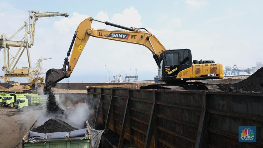 Pekerja melakukan bongkar muat di kapal tongkang bermuatan batubara dari Kalimantan di Pelabuhan Tanjung Priok, Jakarta, Kamis (4/8/2022). (CNBC Indonesia/Tri Susilo)