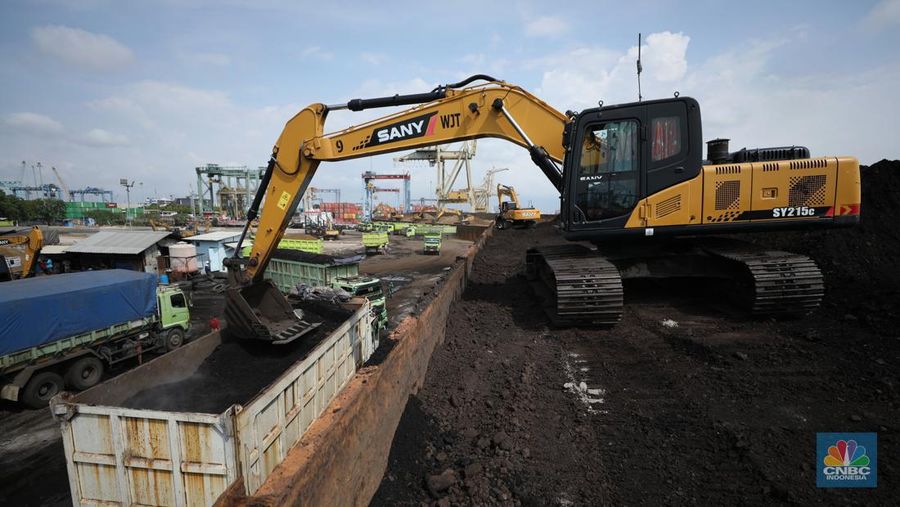 Pekerja melakukan bongkar muat di kapal tongkang bermuatan batubara dari Kalimantan di Pelabuhan Tanjung Priok, Jakarta, Kamis (4/8/2022). (CNBC Indonesia/Tri Susilo)