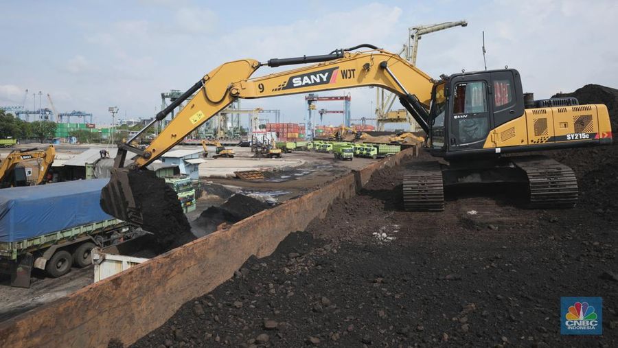 Pekerja melakukan bongkar muat di kapal tongkang bermuatan batubara dari Kalimantan di Pelabuhan Tanjung Priok, Jakarta, Kamis (4/8/2022). (CNBC Indonesia/Tri Susilo)