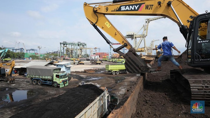 Pekerja melakukan bongkar muat di kapal tongkang bermuatan batubara dari Kalimantan di Pelabuhan Tanjung Priok, Jakarta, Kamis (4/8/2022). (CNBC Indonesia/Tri Susilo) Pekerja melakukan bongkar muat di kapal tongkang bermuatan batubara dari Kalimantan di Pelabuhan Tanjung Priok, Jakarta, Kamis (4/8/2022). (CNBC Indonesia/Tri Susilo)