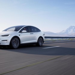 Elon Musk Lempar Bukti Terbaru Mobil Tesla Kebal Banjir